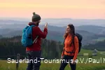 Ein Wanderer macht eine Handyaufnahme am Krutenberg in Medebach