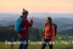 Ein Wanderer macht eine Handyaufnahme am Krutenberg in Medebach