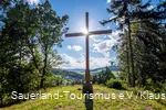 Blick vom Opolt, einem Aussichtspunkt mit einem großen Kreuz