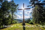 Blick vom Opolt, einem Aussichtspunkt mit einem großen Kreuz