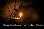 Kleine Lampe leutet im dunklem Philippstollen in Olsberg