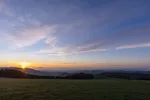 Erste Sonnenstrahlen an einem winterlichen Morgen auf dem Krutenberg