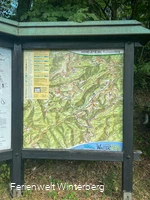 Informationstafel zu den Wanderwegen in und um Hoheleye.