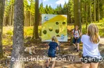 Zapfenwurf an der Käsewand am Milch-Erlebnispfad Usseln