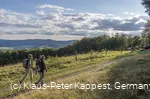 Zwei Wanderer vor toller Aussicht