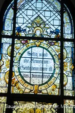 Buntes Kirchenfenster von Innen