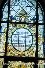 Buntes Kirchenfenster von Innen