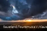 Sonnenuntergang vor beeindruckender Wolkenformation