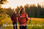 Zwei Wanderer bei Sonnenaufgang