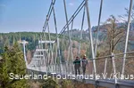 Ein Wanderpaar auf dem Skywalk im Winter