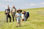 Wanderfamilie mit Ranger, kleiner Junge im Vordergrund.jpg