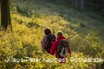 Wanderpaar beim Abstieg ins Tal