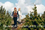 Zwei Wanderinnen auf einem schmalen Pfad