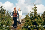 Zwei Wanderinnen auf einem schmalen Pfad