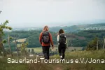 Zwei Wanderer unterwegs auf dem Sauerland-Höhenflug