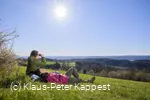 Wanderer bei der Rast auf einer Wiese