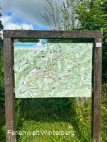 Informationstafel zu Wanderwegen in und um Lenneplätze.