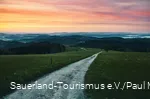 Sonnenaufgang am Krutenberg mit Weg im Hintergrund