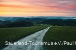 Sonnenaufgang am Krutenberg mit Weg im Hintergrund